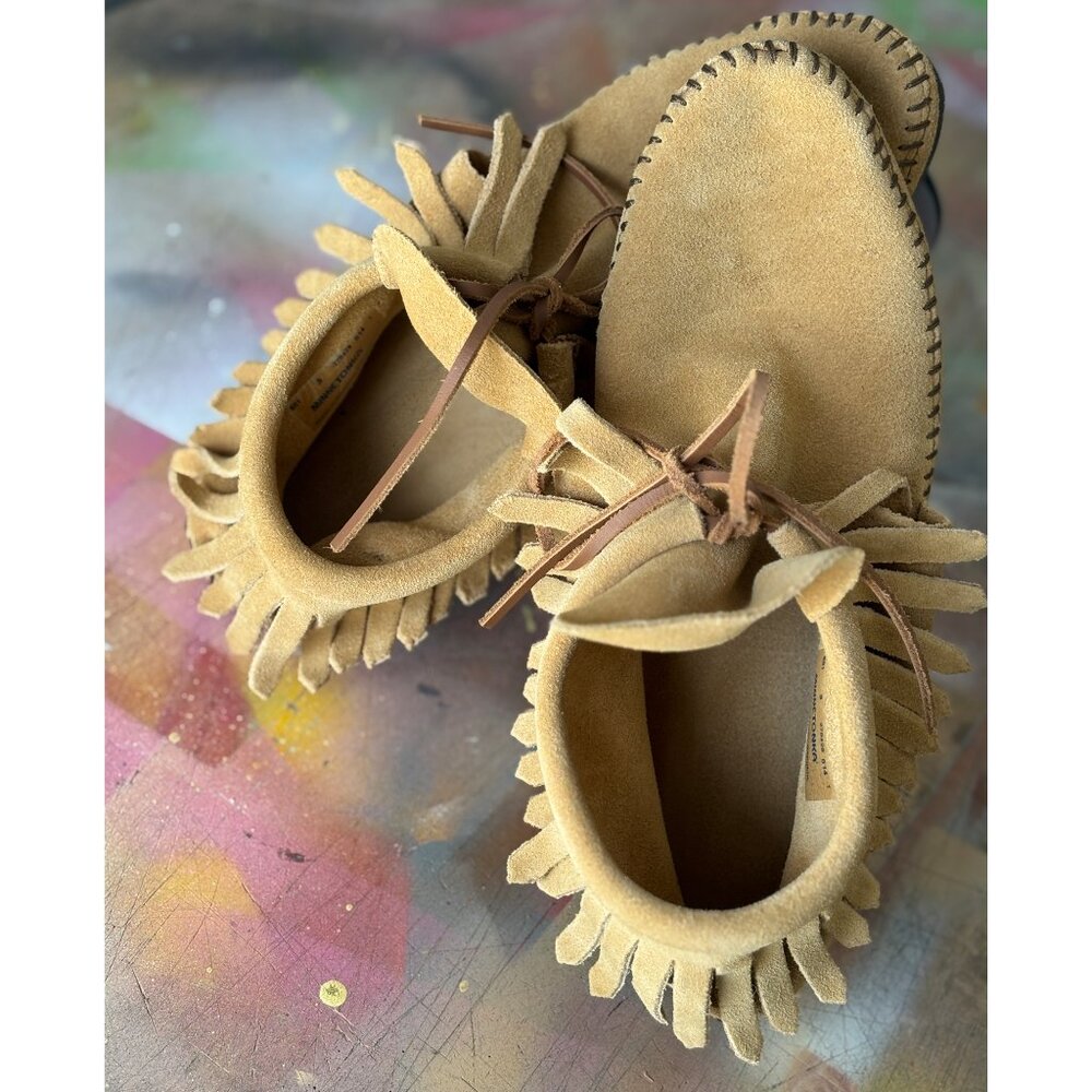 Minnetonka Women's Classic Fringe Hardsole Boot Tan Size 9